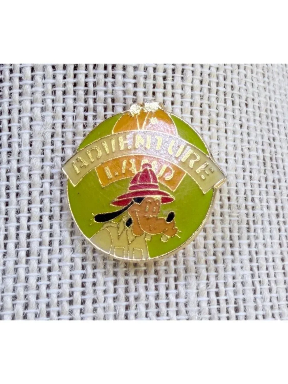 Walt Disney Adventureland Goofy Pin Safari Hat Gold Tone Pinback Enamel